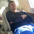 Bogdan Bogdanović se zavalio u privatnom avionu Košarkaš u pamučnom šortsu i duksu: izuo patike, pa se opustio