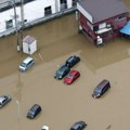 U poplavama kod Tokija poginulo šest osoba, saobraćaj paralisan