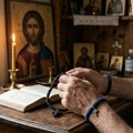 Brojanica nije amajlija, a ni ukras Da li se nosi na levoj ili desnoj ruci i koliko čvorova treba da ima?