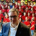 Vučić u OŠ "Svetislav Golubović Mitraljeta" Predsednik poručio prvacima: Budite vredni i odlični đaci (foto)