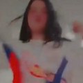 Devojčica iz Bara cepala i pljuvala srpsku zastavu: Crnogorska policija traga za maloletnicom, tereti se za povredu ugleda…