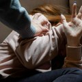 Jezivo porodično nasilje u Zemunu: Pesnicama udarao suprugu, pa joj čupao kosu pred detetom