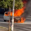 Izbija veliki plamen i kulja crni dim! Zapalio se automobil nasred ulice kod Bogoslovije: Buktinja guta vozilo (video)