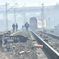 Prve slike sa mesta tragedije u Rakovici: Otac poginuo, ćerkici (4) se bore za život, putnica iz voza tvrdi: "Pokušao je da…