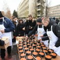 FOTO, VIDEO Kako izgleda gulaš podrške: Toplo jelo poljoprivrednici podelili studentima i srednjoškolcima u blokadi