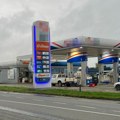 Lopov koji je na pumpi u Obrenovcu ukrao kola sa devojčicom kao da je u zemlju propao: Svi traže "rošavog"