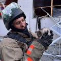 Rusi zapalili zgradu u Zaporožju, ukrajinci spasili preslatko stvorenje: Slika iz ratne zone će vas ganuti (foto)