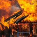 Veliki požar na ulazu u Bojnik: Gust crni dim prekrio čitav kraj