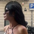 Prvo mokra kosa, sada bez brusa u javnosti: Voditeljka slikama raspamećuje, svi se okreću za njom na ulici
