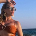 "Dan za plažu": Anabela Atijas se oglasila sa mora - svi se pitaju da li je moguće da ovako dobro izgleda u kupaćem, nema ni…