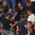 Tipovi u crnom tukli navijače na utakmici Srbija – Engleska, oni počeli da napuštaju Marakanu: Sve se desilo nakon skandiranja…