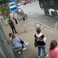 Putnici u šoku Vozač zatvorio vrata autobusa, detetu (5) ostala noga, vukao ga po asfaltu (video)