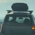 Srpski par u kolima oduševio milione Objavljen snimak šta rade u autu tokom vožnje, svi govore samo jedno! (video)