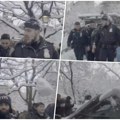 Njujorški policajci zasuti grudvama! Pogledajte neviđeno zasipanje snegom i ismevanje američke policije (video)