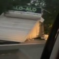 Strašan prizor u beogradskoj ulici, vetar srušio prodavnicu (video)