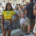 Vrela Brazilka zaludela navijače na meču Đoković - Fonseka, svi su prilazili da se sa njom fotografišu