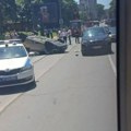 Drama na Banovom brdu! Auto završio na krovu nasred šina, tramvaji u ovom delu obustavljeni