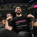 (VIDEO) Kanter izbačen sa utakmice zbog sukoba sa igračicom