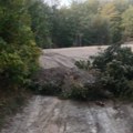 Neko preorao put, selo odsečeno od sveta. Deca ne mogu u školu, bolesni kod lekara, slučaj je prijavljen policiji.