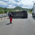 Nesreća na auto-putu "Miloš Veliki": Vozač kombija izgubio kontrolu i sleteo sa puta