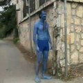 Avatar u Sremskoj Kamenici opušteno bleji na ćošku i maše prolaznicima (VIDEO)