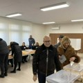 Miloš Vučević glasao u Novom Sadu: Obavio građansku dužnost na biračkom u MZ "Narodni heroji"