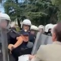 (Video) Tuča kod parlamenta Albanije, policija potegla oružje na: Opoziciju?! Žestoki obračuni kod skupštine, političari…