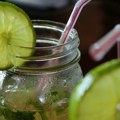 „No-hito“ letnje osveženje: Bezalkoholni mohito sa mentom, lipom i limunom