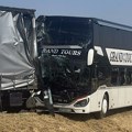 Saobraćajka kod Crvenog Sela: autobus sa turistima udario u prikolicu, osmoro lakše povređeno