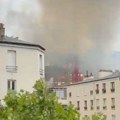 Драма у Паризу: Гори осмоспратница, 180 ватрогасаца се бори са ватреном стихијом (Видео)