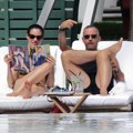 Slavni muzičar se grli i ljubi na plaži s dve bivše žene: Ne skida ruke s "bombi" u bikinijima, ljudi u šoku