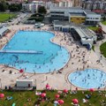 UČESNICI MEĐUNARODNOG FOLKLORNOG FESTIVALA UŽIVALI NA BAZENU: Dan završili koncertom za publiku