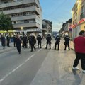 (VIDEO) Čačani na protestu dezinfikovali ulice u kojima su protestovale pristalice SNS