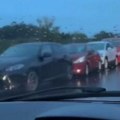 Težak lančani sudar na auto-putu kod velke Plane: U udesu učestvovalo 5 vozila, formirane velike kolone (video)