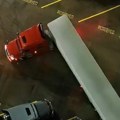 Alal ti vera majstore! Vozač kamiona očitao svima lekciju iz parkiranja: Njegov podvig skupio više od 40 miliona pregleda
