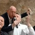 Knežević zapevao Kaćušu: Da me ne bi prijavljivali, sam ću sebe da prijavim (video)