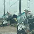 (Foto, video) Užas kod Čačka: Voz prepolovio kombi na neobeleženom pružnom prelazu, vozač preminuo u bolnici.