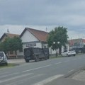 (VIDEO) Jake policijske snage u Putincima kod Rume, iz MUP-a nema odgovora o čemu je reč