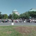 Građani u nepreglednoj koloni čekaju da se poklone Časnom pojasu Presvete Bogorodice