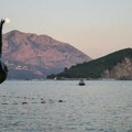 Od 15 evra po krevetu, pa naviše! Evo koliko će vam trebati para za letovanje u Crnoj Gori. Pogled i veća terasa koštaju više…