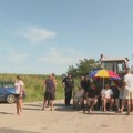 Meštani Neština i Vizića nastavili blokadu puta ka graničnom prelazu sa Hrvatskom