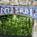 Skandal u Zvorniku: Na zidinama Đurđev grada osvanuli grafiti mržnje protiv Srba i ratna zastava tzv. armije RBiH (foto)
