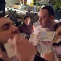 (Video) Mirčetu cepali majicu, žena pevača na stolici: Ovako je bivši muž Ane Radulović proslavio rođenje ćerke, isplivao…