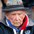 Preživeo Drugi svetski rat, ima 100 godina i zvezda je TikToka: Dok fanovi traže selfi, on im nudi zagrljaj