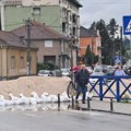 Kritično u Jagodini: Zaustavljen saobraćaj preko kamenog mosta, džakovi sa peskom na obalama Belice FOTO