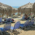 "Žena nas jurila po plaži" Grci sve gori: Beba ne sme da spava u kolicima! (foto)