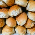 „Za zujalicu spremni“: Cena hleba u jednom šumadijskom marketu izgleda kao štamparska greška, ali nije
