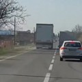 "Ovo je za zatvor"! Kamion pretiče kamion, a pogledajte gde je završio vozač automobila iz suprotne trake (video)