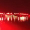 Novi Sad ne zaboravlja NATO agresiju: baklje obasjale Petrovaradin i Varadinski most u čast žrtvama