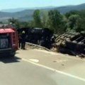 (Video) Neverovatno, kamion završio prevrnut naopačke: Jeziva saobraćajka na auto-putu!